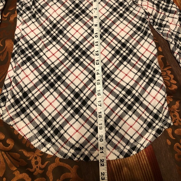 Very trendy style/pattern on a L.S. thermal top - Picture 2 of 5